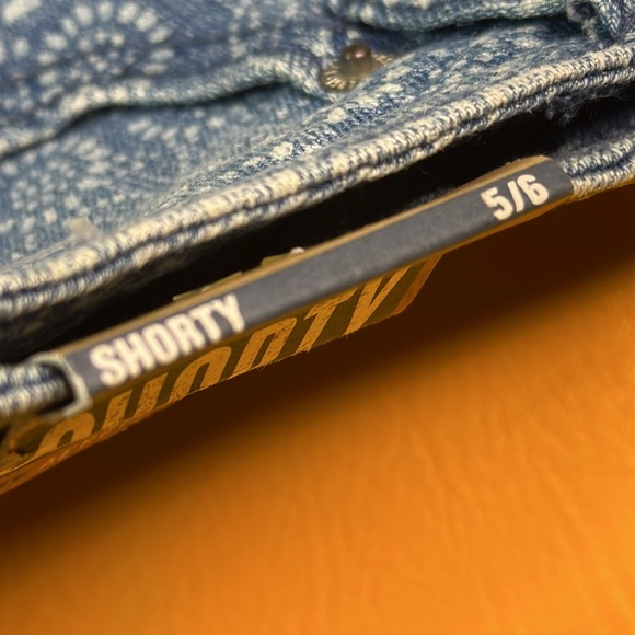 Aeropostale Shorty Size 5/6 Side Slit Denim Stenciled Cutoffs - Picture 9 of 13